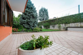 Villa con Giardino Privato a Scanzorosciate